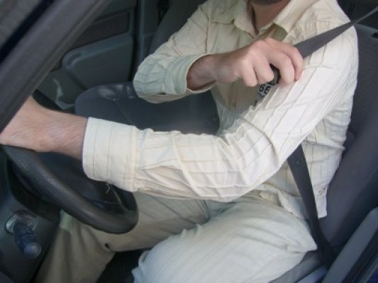 Amenzile pentru nefolosirea centurii de siguranţă continuă să 